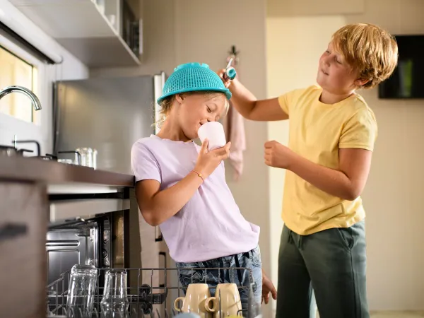 Enfants jouant dans un logement de Roan.