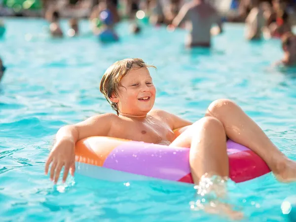 Petit garçon dans la piscine du camping Roan La Rocca Manerba.