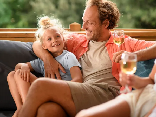 Famille se relaxant sur le canapé du Roan Camping Butterfly.