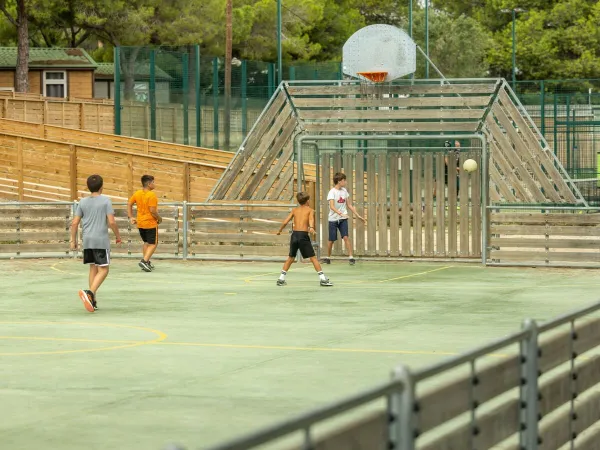 Jouer au basket au camping Roan El Garrofer.