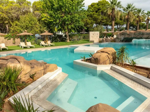 Piscine de luxe au camping Roan El Garrofer.