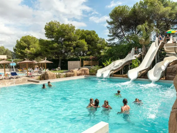 Piscine avec toboggans au camping Roan El Garrofer.