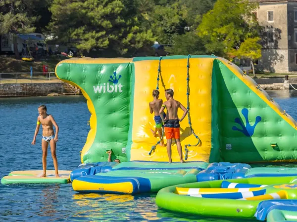 Amusement sur l'aire de jeux dans la mer au camping Roan Lanterna.