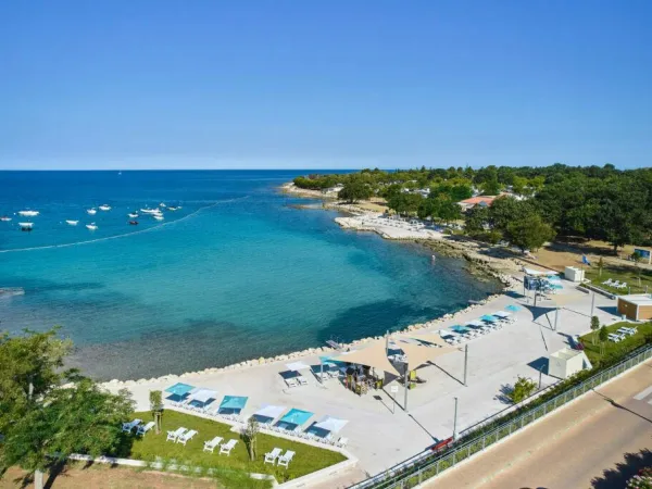 Plate-forme de repos sur la plage du camping Roan à Umag.