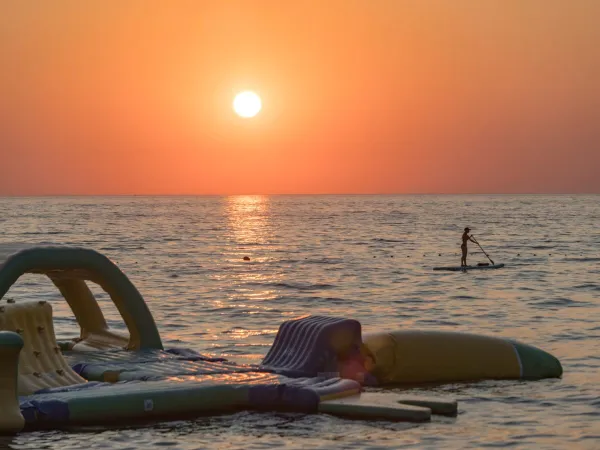 Coucher de soleil sur la plage du camping Roan à Umag.