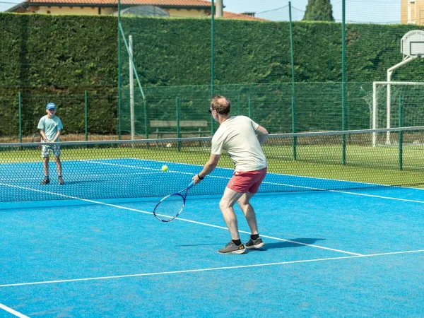 Terrain de tennis au camping Roan Bella Italia.