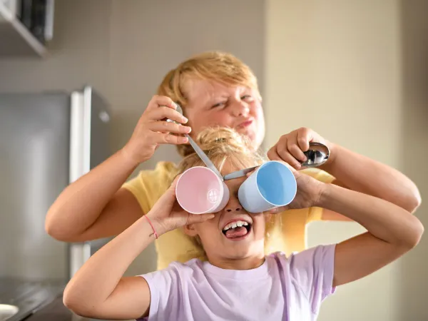 Enfants jouant au camping Roan Domaine de la Brèche.