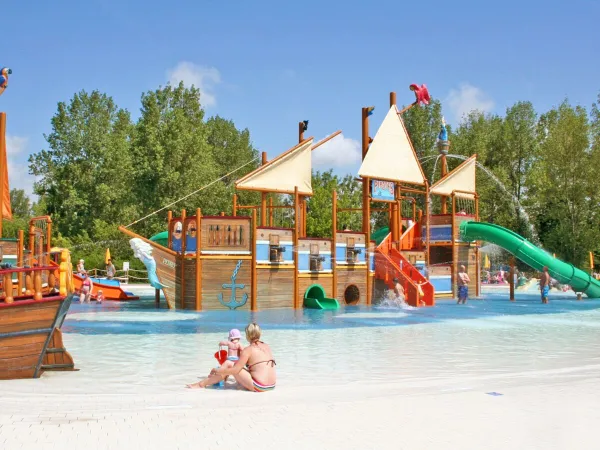 Jeux d'enfants dans la piscine du camping Roan Pra'delle Torri.