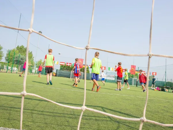 Enfants jouant au football au camping Roan Marina Di Venetia.