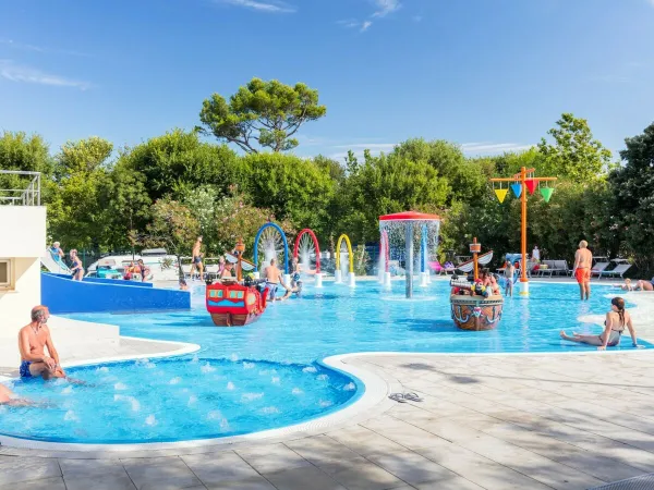 Vue d'ensemble de la piscine du camping Roan San Francesco.