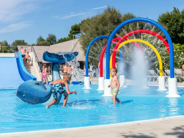 Enfants jouant dans la pataugeoire du camping Roan San Francesco.