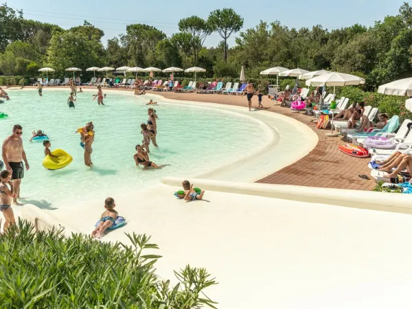 La piscine lagunaire du camping Roan Montescudaio.