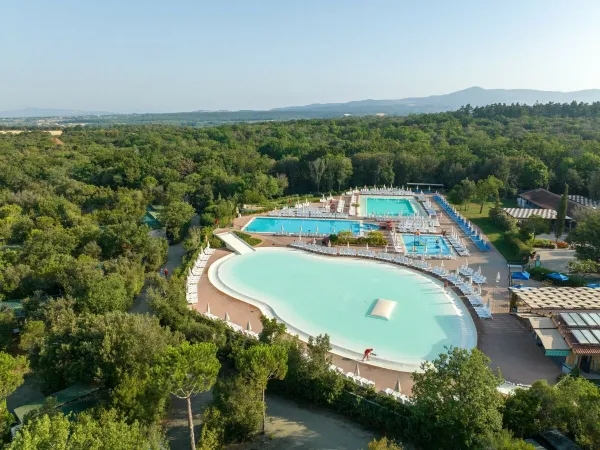 Vue d'ensemble de la piscine lagunaire et des piscines du camping Roan hu Montescudaio village.