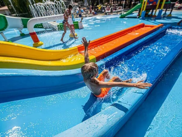 Toboggan à l'aire de jeux d'eau du camping Roan Bi Village.