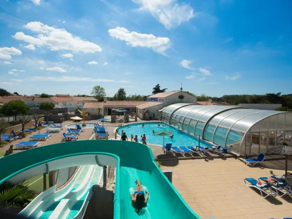 Toboggans dans la piscine du camping Roan Le Domaine de Beaulieu.