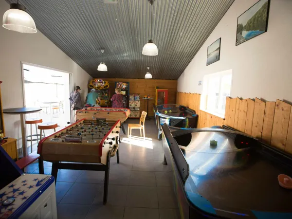 Salle de jeux au camping Roan Domaine de Beaulieu.