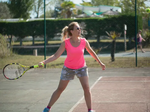 Jouer au tennis au camping Roan Le Domaine de Beaulieu.