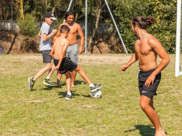 Jouer au football au camping Roan Le Domaine du Clarys.