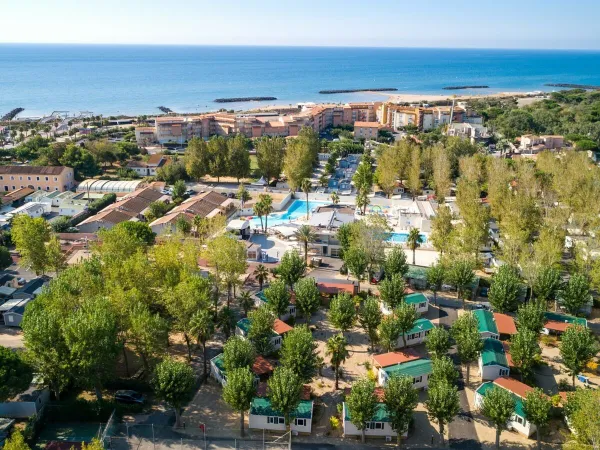 Vue d'ensemble des hébergements et du complexe aquatique du camping Roan Club Napoléon.