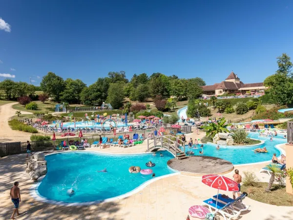 Piscine extérieure au camping Roan Avit Loisirs.