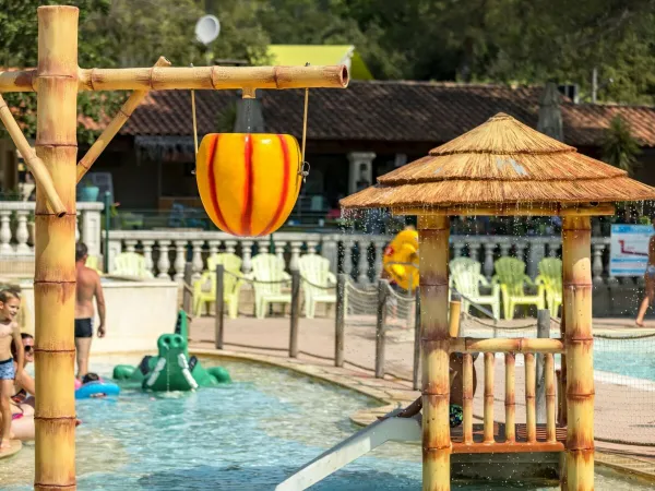 Objets de piscine au camping Roan La Pierre Verte.