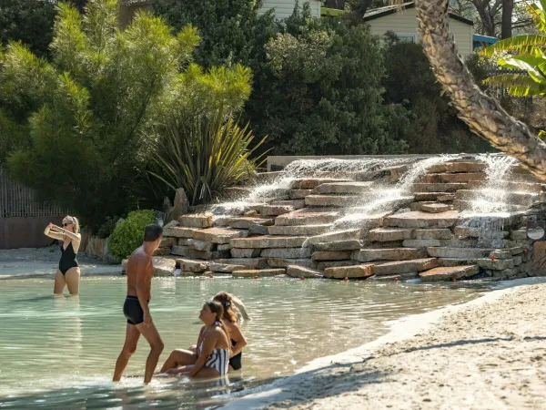 Enfants assis dans le lagon du camping Roan La Pierre Verte.