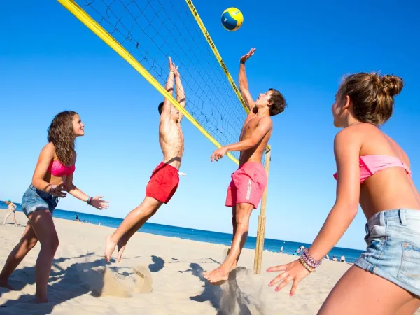 Jouer au beach-volley au camping Roan Beach Garden.