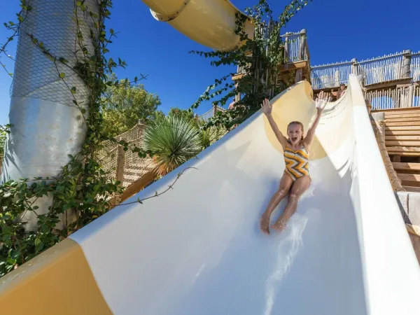 Un toboggan aquatique au camping Roan Serignan Plage.