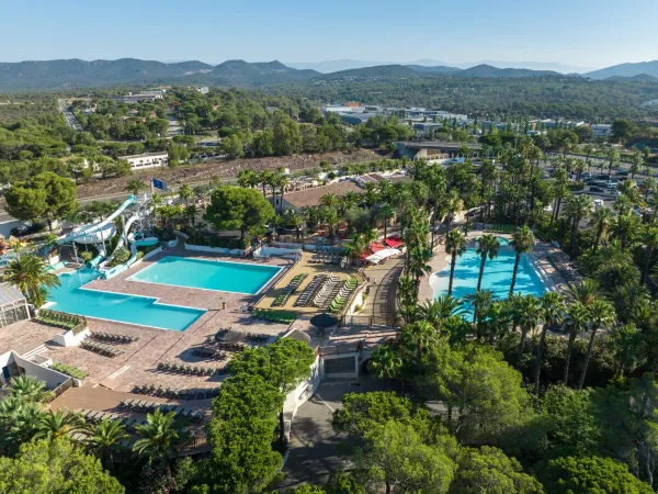 Vue d'ensemble du complexe de piscines du camping Roan La Baume.