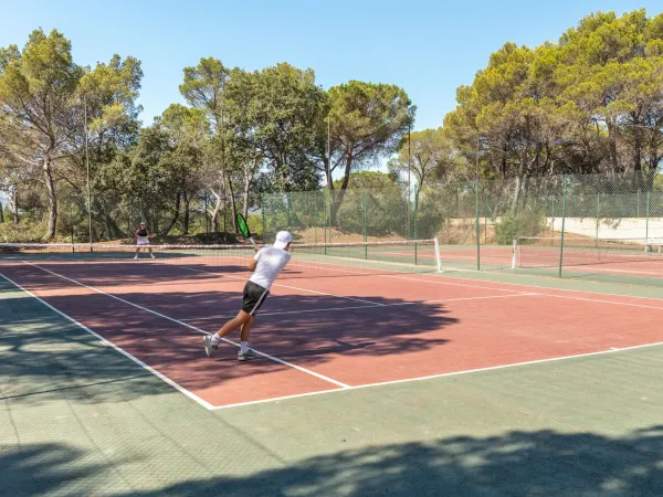 Terrains de tennis au camping Roan La Baume.