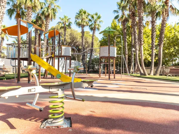 Aire de jeux au camping de Roan La Baume.