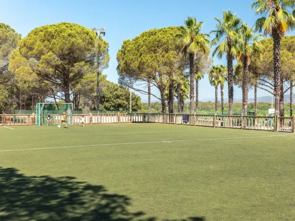 Terrain de football au camping Roan La Baume.