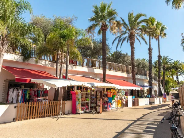 Boutiques de souvenirs au Roan camping La Baume.