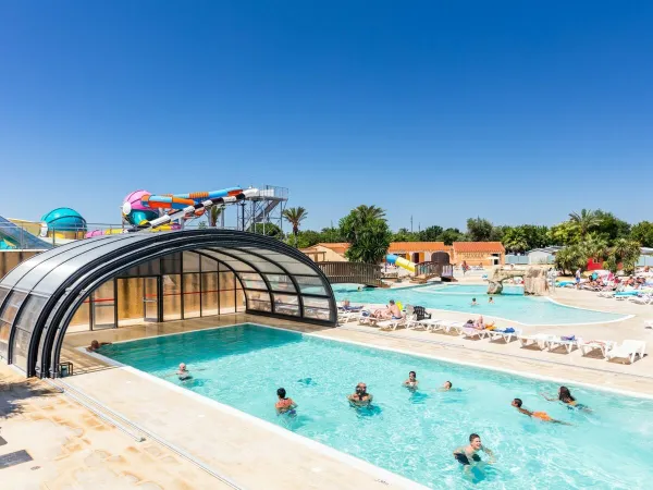 Piscine couverte au camping Roan Méditerranée.