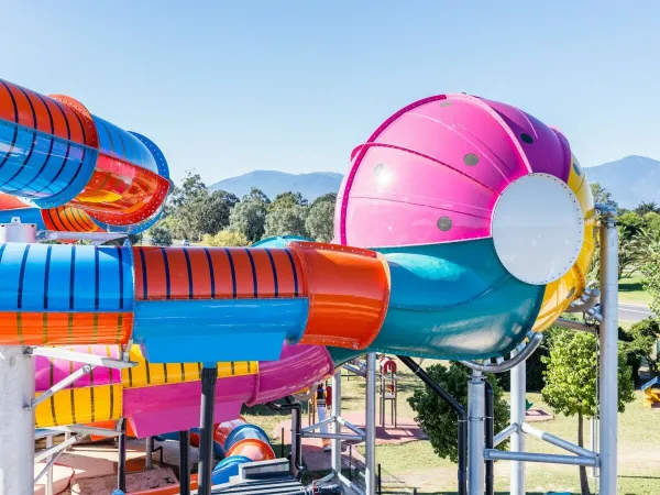 Toboggan coloré au camping Roan Le Soleil Méditerranée.