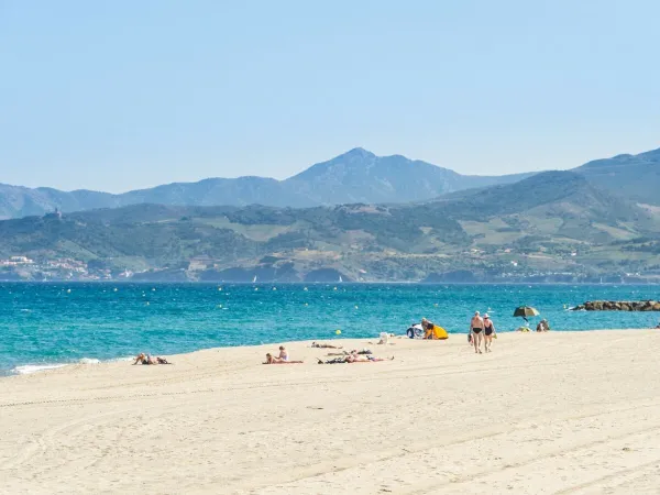 Plage de sable à proximité du camping Roan Soleil Méditerranée.