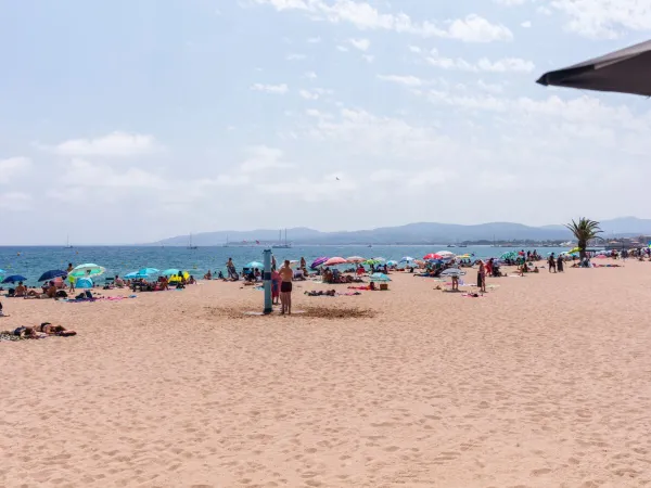 La plage de sable à proximité du camping Roan La Baume.