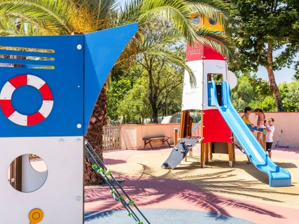 Aire de jeux pour enfants au camping Roan La Sardane.