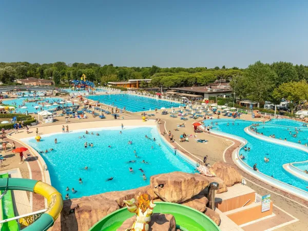 Vue d'ensemble des piscines du Roan camping marina di Venezia.