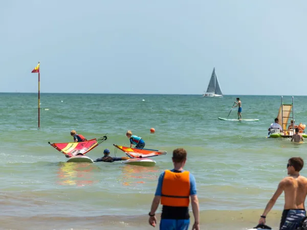 Activités nautiques sur la plage du camping Roan Marina Di Venezia.