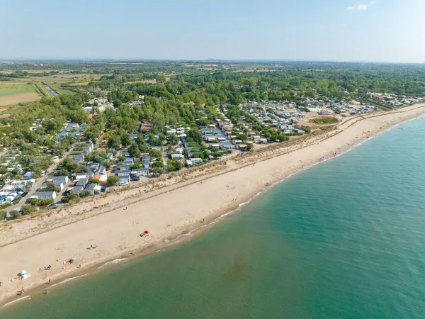 La plage de sable du camping Roan Méditerranée Plage.