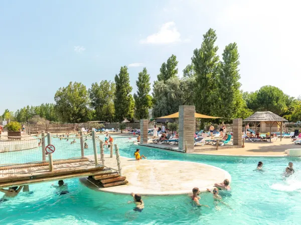 Vue d'ensemble de la piscine du Roan camping Méditerranée Plage.