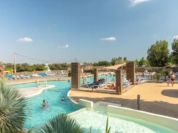 Vue d'ensemble de la piscine du Roan camping Méditerranée Plage.