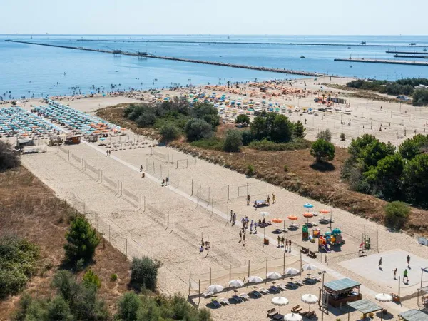 Vue d'ensemble de la plage et de la mer au camping Roan Sole Family Camping Village.