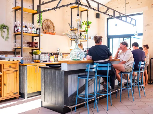 Bar confortable au Roan camping du Latois.