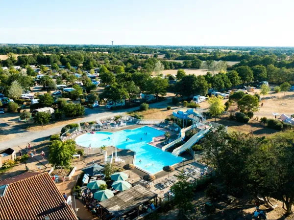 Vue d'ensemble de la piscine du Roan camping du Latois.