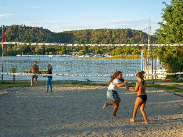 Volley-ball de plage au camping Roan Lido Verbano.