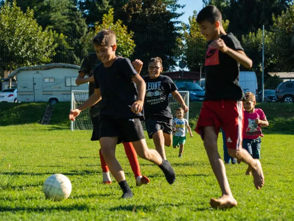 Jouer au football au camping Roan Lido Verbano.