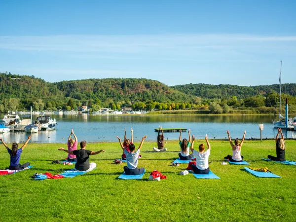 Cours de yoga au camping Roan Lido Verbano.