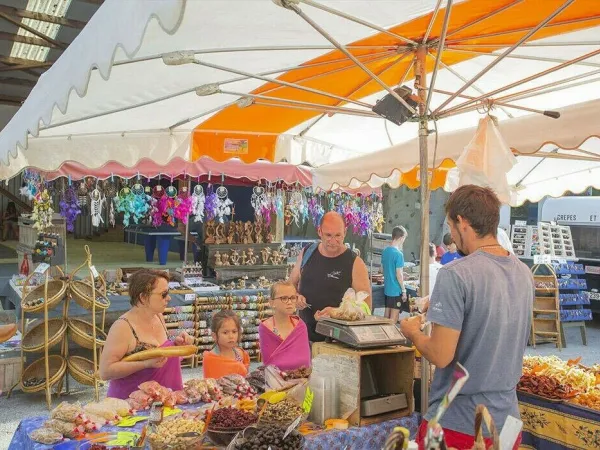 Un marché près du camping Roan Le Ty Nadan.
